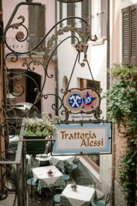 代森扎诺-德尔加达Alessi Hotel Trattoria的建筑上读取“简历”的标志