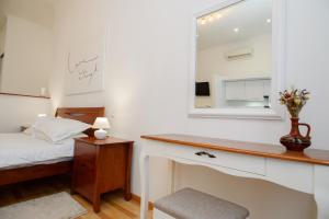 苏梅M&M Aparthotel VIP的一间卧室配有一张床和一个带镜子的梳妆台