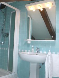 威尼斯Le Mansarde Deluxe的一间带水槽和镜子的浴室