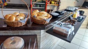 维多利亚坎布里洛德酒店的厨房里的柜台上放两个面包篮