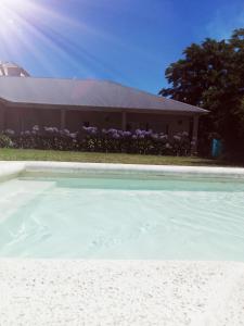 坦迪尔Hosteria Ruphay的紫色花房前的游泳池