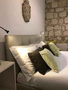 锡拉库扎艾桑提克罗那提酒店的一张带黑白枕头的床