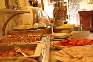 雷杰洛瑞伽奇别墅酒店的自助餐,在柜台上提供多种不同类型的食物