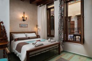 干尼亚梦幻艺术一室公寓旅馆的一间卧室设有一张大床和一个窗户。