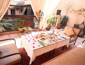 马拉喀什利雅得艾雷亚卡酒店的露台上的餐桌上放着食物