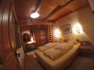 皮森多夫Landhaus Jetzbach的一间卧室,卧室内配有一张大床