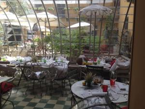 托尔托纳Albergo Residence Perosi的一间带桌椅和遮阳伞的餐厅