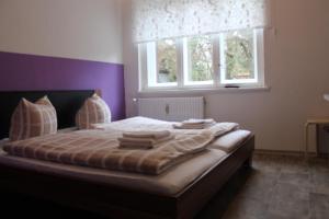 柏林贝尔酒店 的一间卧室配有带毯子的床和窗户。