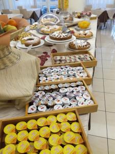 里米尼亚得里亚海酒店&美容的展示不同种类甜甜圈的自助餐