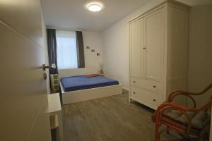 吕讷堡City-Apartment - Lüneburg Schwalbengasse的一间小卧室,配有床和窗户