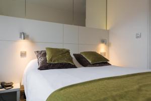 布鲁塞尔世博会酒店的卧室配有白色的床和2个枕头
