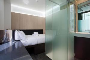 伦敦Z酒店维多利亚的酒店客房带一张床和一个玻璃淋浴间