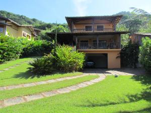 圣塞巴斯蒂安Casa Praia de Santiago的前面有草坪的房子