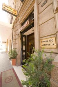 罗马阿尔塔维拉酒店的建筑前的植物酒店入口