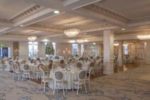 卡林福德Four Seasons Hotel, Carlingford的一个带白色桌椅的大型宴会厅