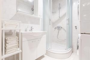 萨格勒布City Center Pearl的带淋浴和盥洗盆的白色浴室