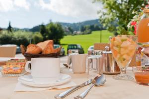 梅塔比耶Etoile des Neiges Piscine Spa Sauna的餐桌,茶几,咖啡和一碗面包