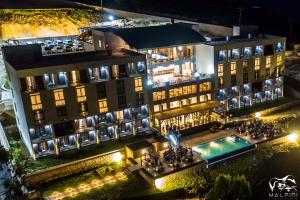 海地角Satama Hotel的晚上酒店享有空中景色