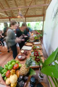 马尔多纳多港Amazon Field Station byInkaterra的长桌,长桌里放着不同种类的食物