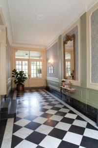 伊普尔La Porte Cochère的大房间设有 ⁇ 形地板和镜子