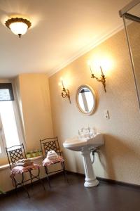 伊普尔La Porte Cochère的浴室设有水槽、镜子和两把椅子