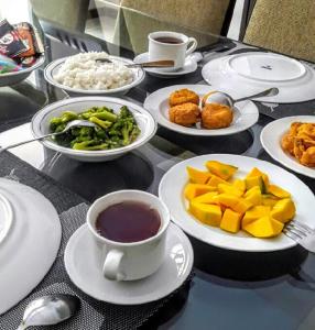 万隆达格特库安卡萨14号旅馆的餐桌,盘子,咖啡