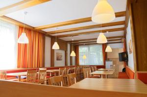 巴德伊舍局根巴德伊舍旅社的用餐室配有桌椅和灯光
