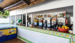 科斯塔特吉塞Blue Sea Costa Bastian的酒吧,吧台上有很多饮料