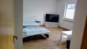 菲尔德施塔特Komfort Apartment 2 EG bei Jürgen Kunzi的客房设有两张床和一台平面电视。