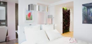 卢森堡CAB Ap'art的白色墙壁和带白色枕头的床的客房