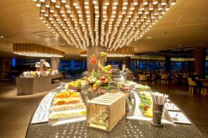 蔻立Graceland Khaolak Beach Resort- SHA Extra Plus的在酒店享用自助餐,包括食物
