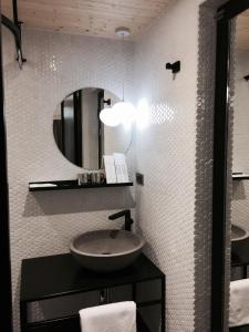 台北Just Inn Xin Yi 正旅館 信義的一间带水槽和镜子的浴室
