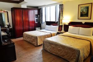 台南哥爸妻夫商务饭店-林森馆 的酒店客房设有两张床和窗户。