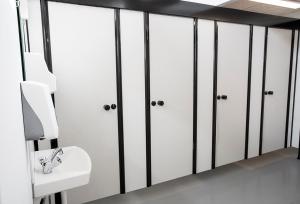 Nivå尼瓦露营别墅酒店的浴室设有白色储物柜和水槽。