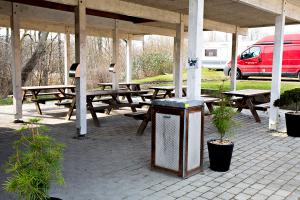 Nivå尼瓦露营别墅酒店的一组位于亭子下的野餐桌