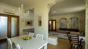 巴尔奇克Private Villa First line with sea view in BlackSeaRama Golf的厨房以及带白色桌椅的用餐室。