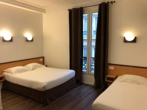 巴黎里耶奇酒店的酒店客房设有两张床和窗户。