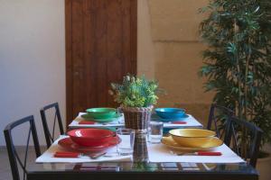 格罗塔列Masseria Rosario的一张桌子上放着五颜六色的碗和盘子