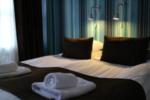 克里斯蒂娜港马瑞堡酒店的酒店客房的床上配有2条毛巾