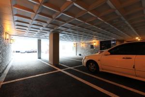 首尔龙山彩虹酒店的车库内有白色的停车位