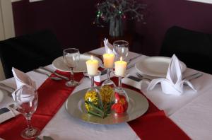 JamestownRichards Travel Lodge的一张桌子,上面有红色和白色的桌子,上面有蜡烛