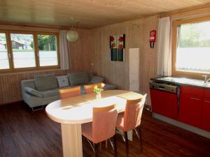 阿尔贝施文德Naturparadies Silvia的厨房以及带桌子和沙发的客厅。