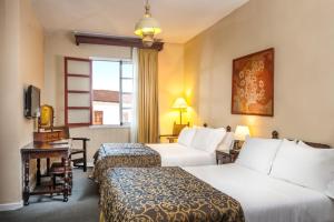 波帕扬丹恩修道院酒店的酒店客房配有两张床和一张书桌