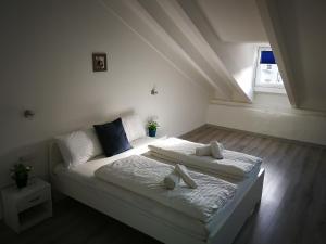 博尔扎诺Iceman Room's Central的一间白色卧室,配有两张床和窗户