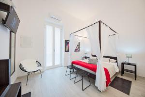 莱切La casa di Giovanni的一间卧室配有一张带天蓬的床