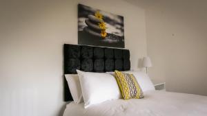 伯明翰UR City Pad - Richmond Apartments的一间卧室配有一张白色的床和黑色床头板