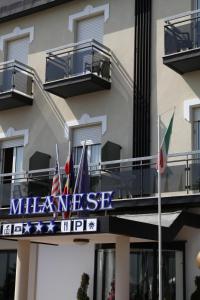 里米尼米兰聂斯酒店的建筑前的梅尼斯旅馆标志