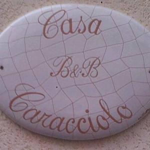格罗塔列Casa Caracciolo B&B的石上石灰石的标志