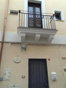 格罗塔列Casa Caracciolo B&B的带阳台和门的建筑