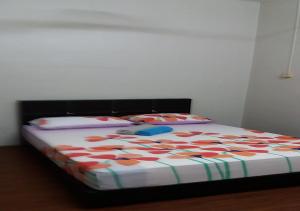马六甲巴图贝伦丹度假屋的床上有五颜六色的被子